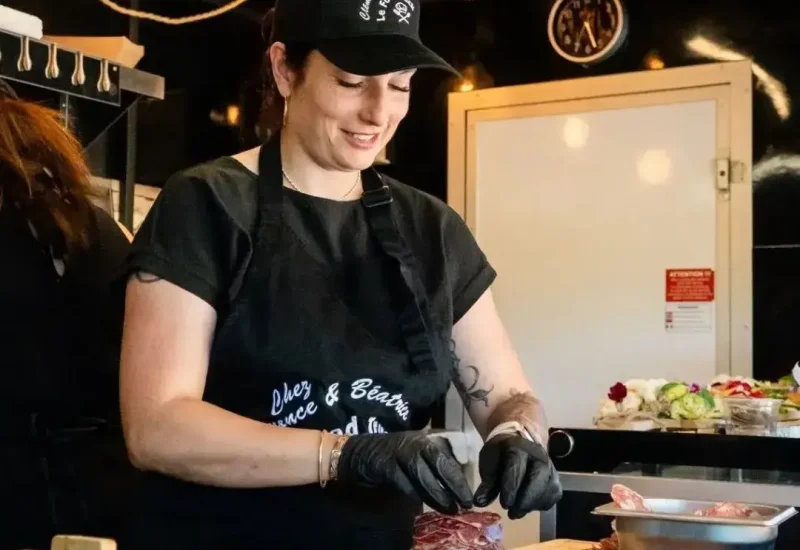 Chez Clémence et Béatrice, traiteur et Food Truck dans l'Hérault, préparant des plats artisanaux